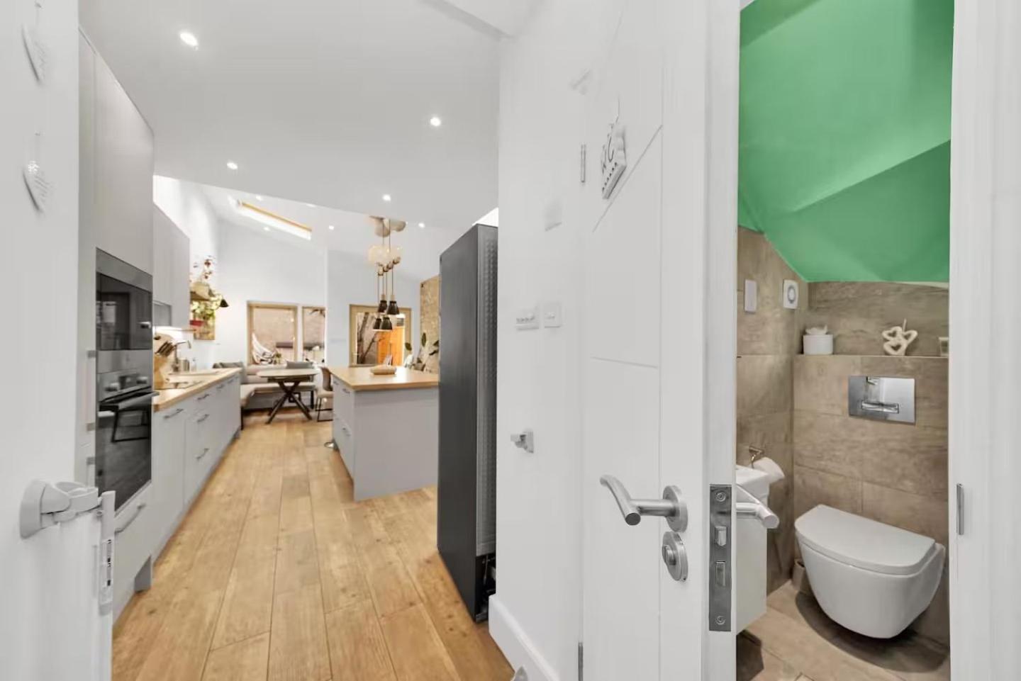 Guestready - Fabulous With Patio In Cann Hall Guest house London